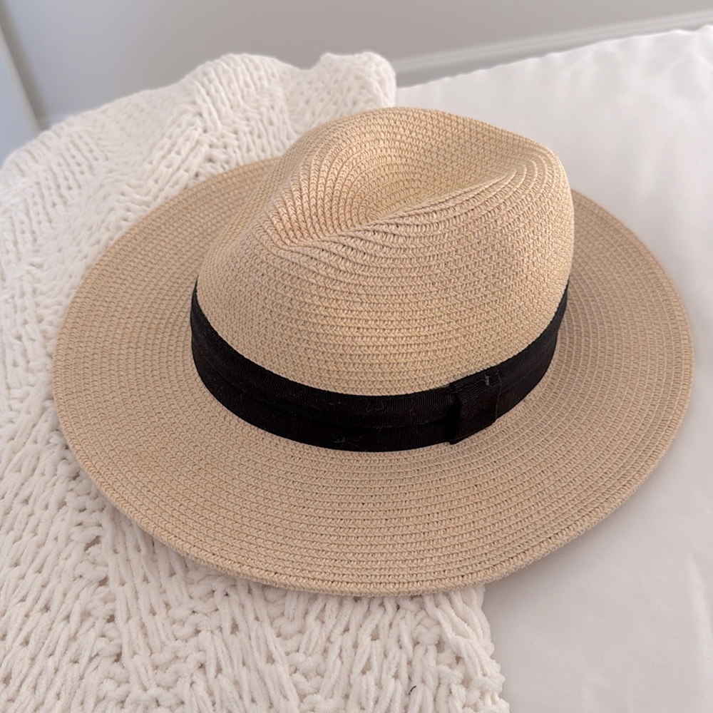 Beautiful light in color fedora with an adjustable inner strap